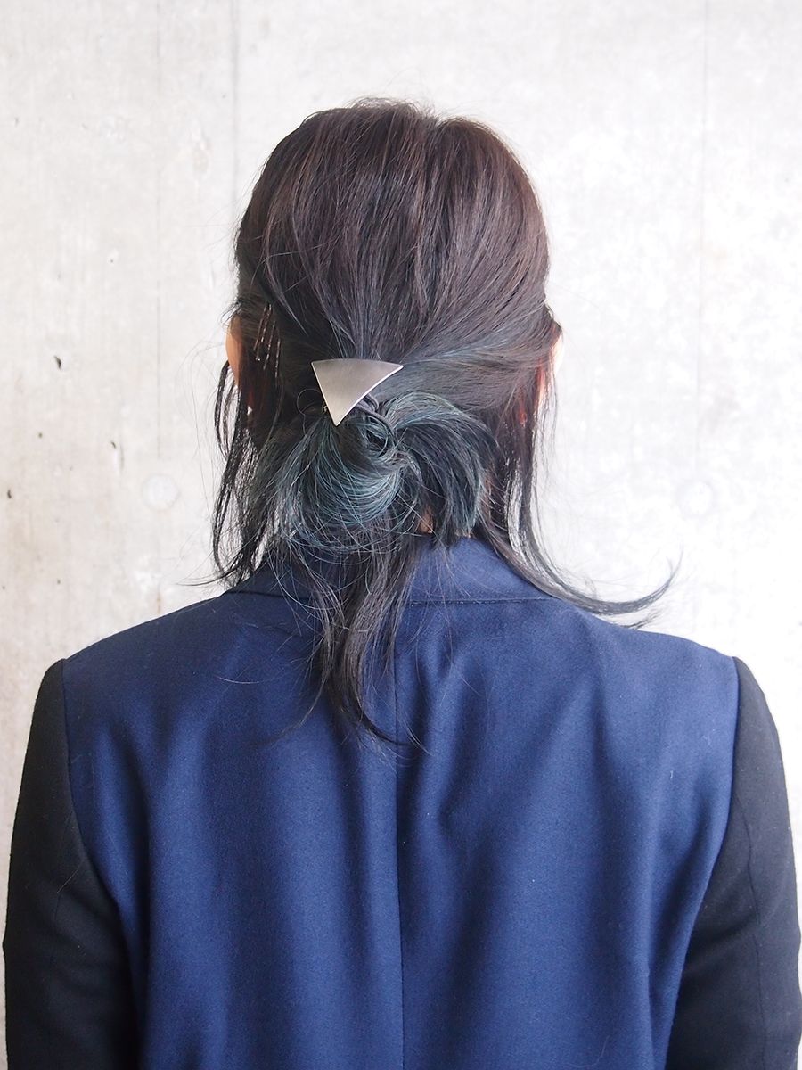 Hairstyle, Sleeve, Shoulder, Back, Style, Neck, Electric blue, Long hair, Brown hair, Ponytail, 