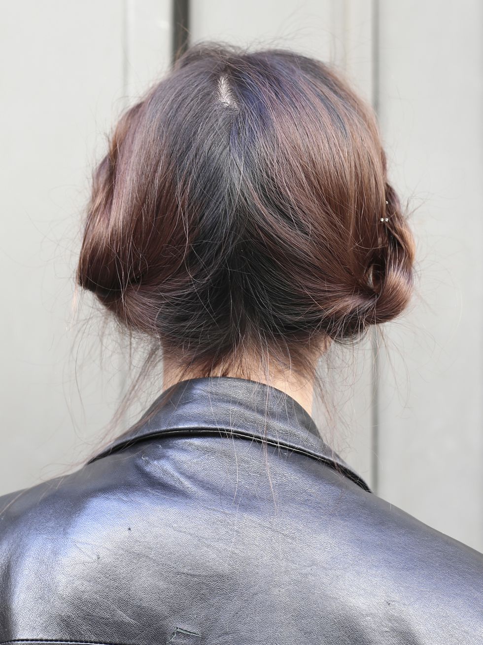Hairstyle, Shoulder, Mammal, Style, Back, Electric blue, Neck, Liver, Brown hair, Street fashion, 