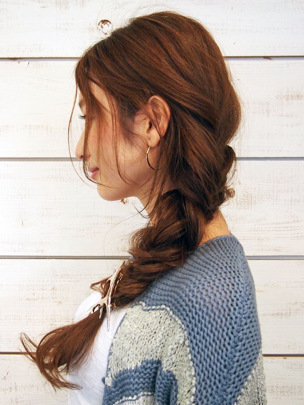 Ear, Brown, Hairstyle, Sleeve, Shoulder, Textile, Sweater, Style, Beauty, Brown hair, 