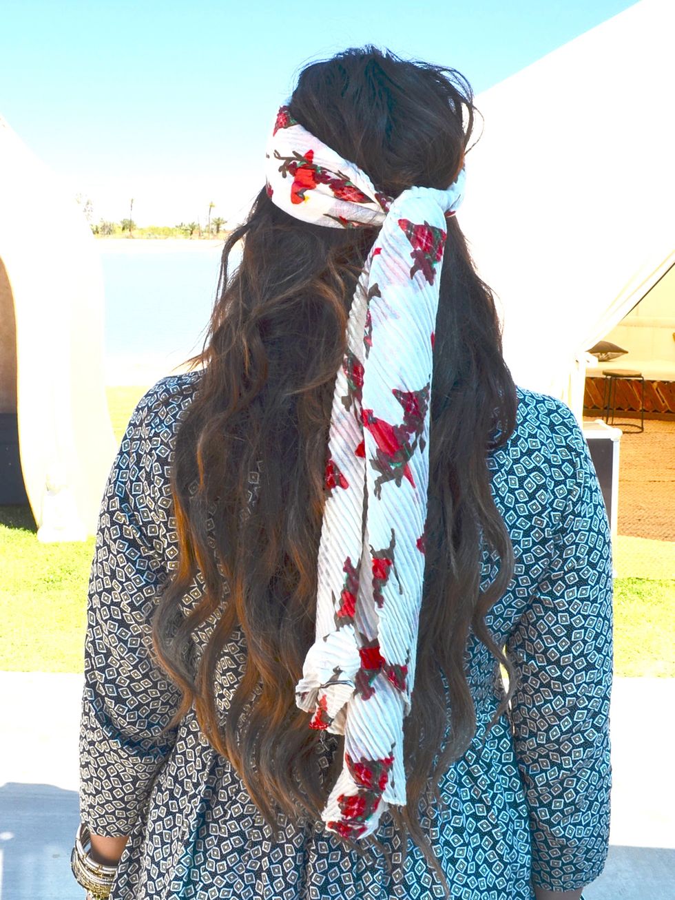 Hairstyle, Textile, Style, Pattern, Street fashion, Long hair, Hair accessory, Wrap, Fur, Stole, 