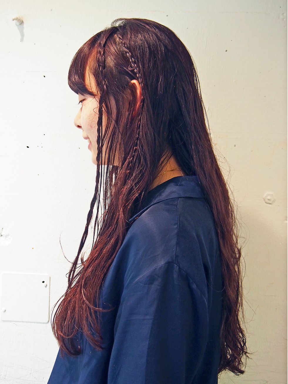 Hairstyle, Sleeve, Shoulder, Style, Long hair, Street fashion, Black hair, Neck, Electric blue, Brown hair, 