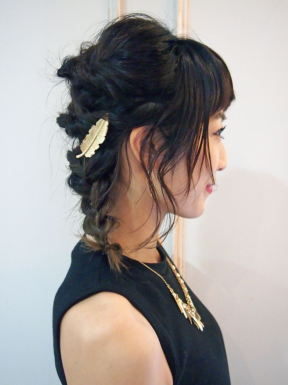 Hairstyle, Chin, Shoulder, Joint, Style, Black hair, Jewellery, Beauty, Neck, Eyelash, 