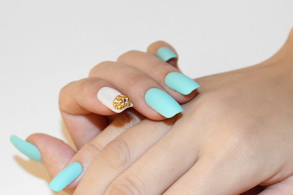 Blue, Finger, Skin, Yellow, Nail, Fashion accessory, Jewellery, Teal, Style, Nail care, 