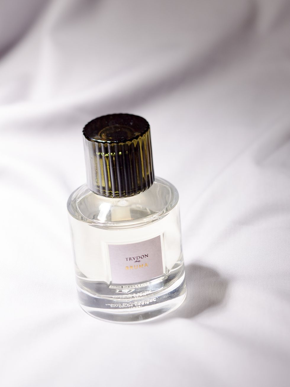 Product, Perfume, Beauty, Liquid, Water, Material property, Cosmetics, Glass bottle, Fluid, Bottle, 