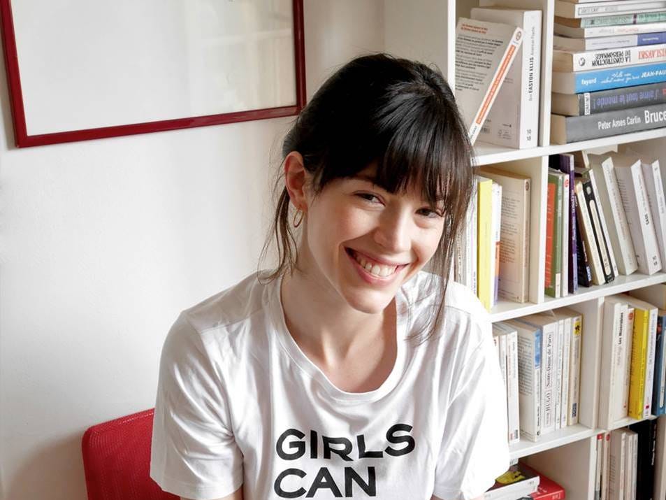 T-shirt, Sitting, Neck, Black hair, Top, Sleeve, Smile, 