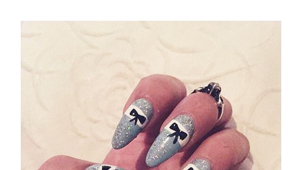 Finger, Skin, Nail, Nail polish, Nail care, Manicure, Style, Grey, Beige, Material property, 