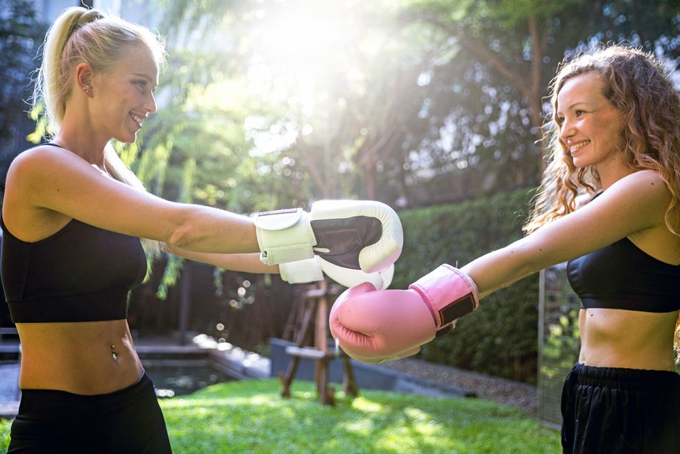 Nose, Human body, Waist, Trunk, Boxing glove, People in nature, Abdomen, Glove, Boxing, Boxing equipment, 
