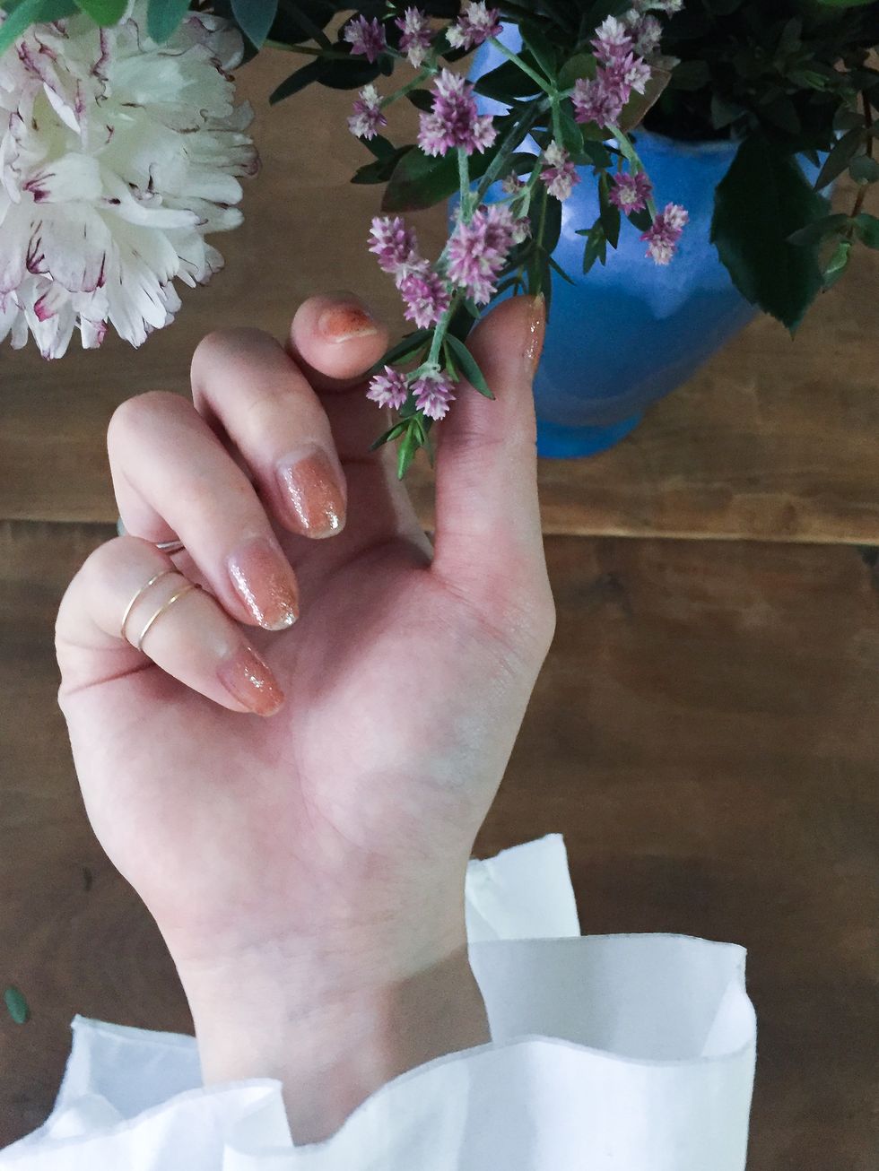 Hand, Flower, Lilac, Finger, Plant, Cut flowers, Nail, Spring, Vase, Gesture, 