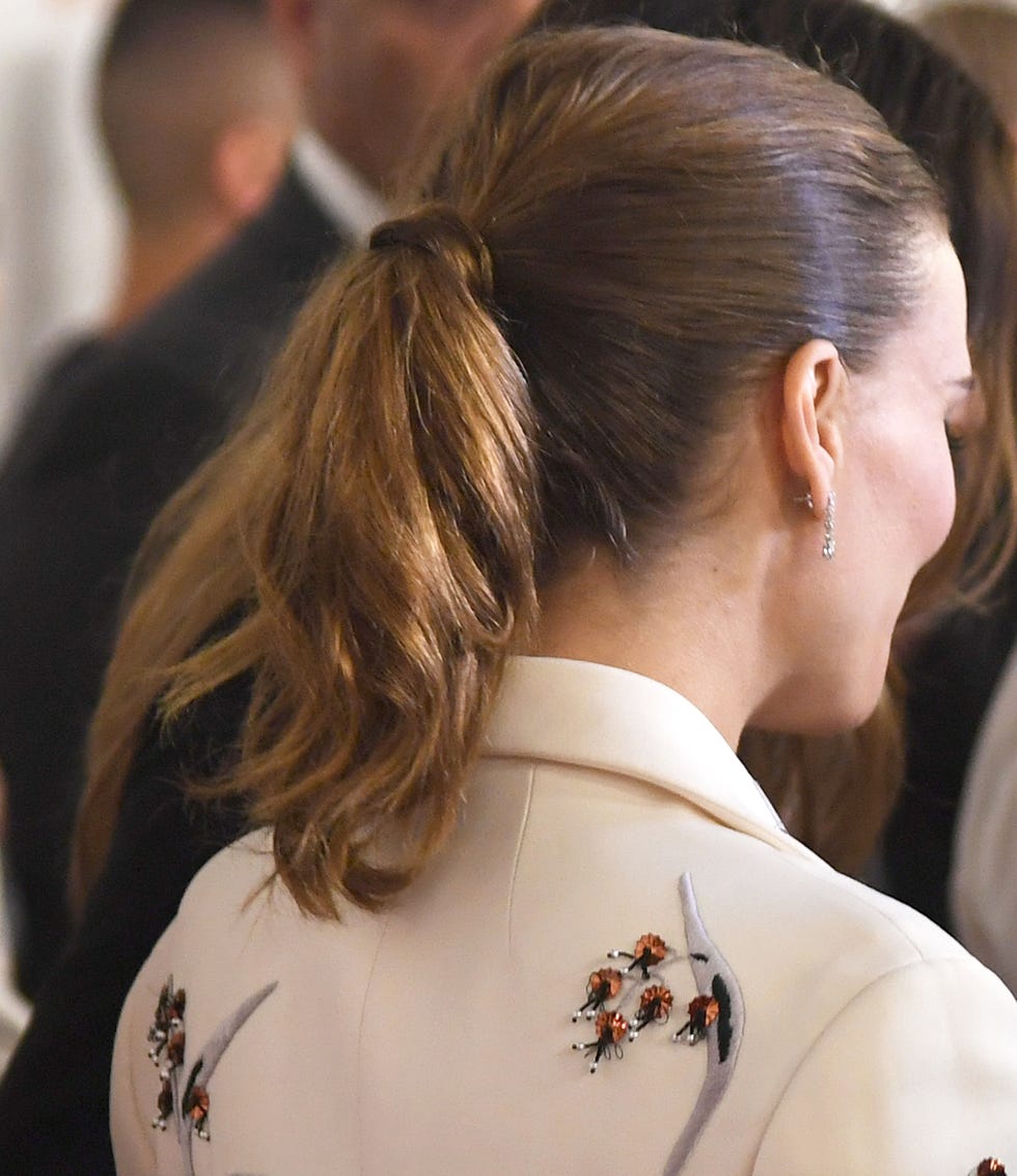 Hair, Ear, Hairstyle, Earrings, Style, Temple, Back, Long hair, Blond, Brown hair, 