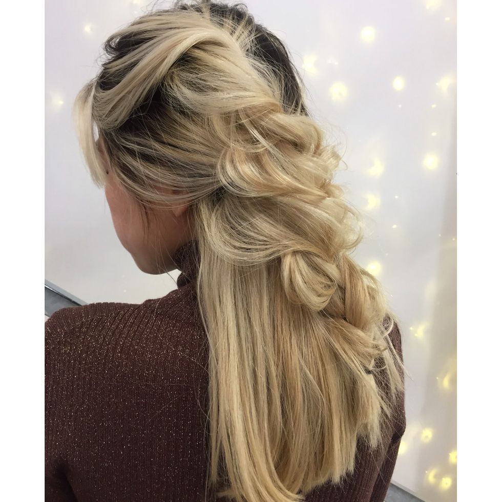 Hairstyle, Style, Long hair, Neck, Beauty, Blond, Brown hair, Hair coloring, Hair accessory, Braid, 