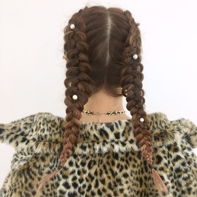 Brown, Hairstyle, Textile, Style, Braid, Hair accessory, Pattern, Fashion, Neck, Long hair, 