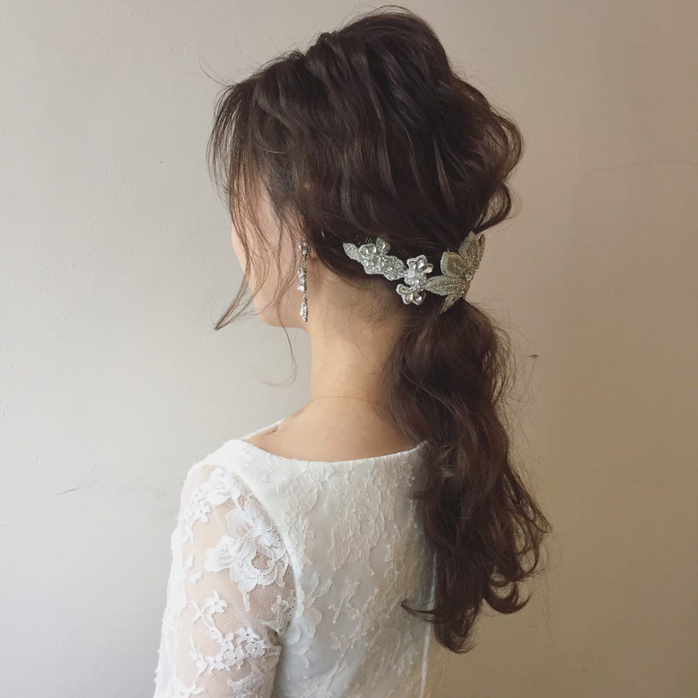 Clothing, Ear, Hairstyle, Shoulder, Dress, Bridal accessory, Style, Hair accessory, Headgear, Fashion, 