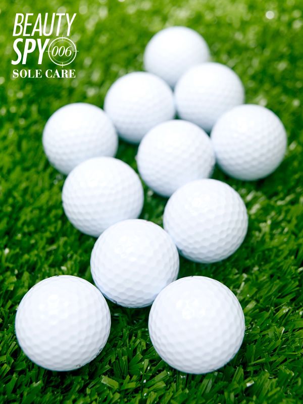 Sports equipment, Grass, Daytime, Golf ball, Ball game, Ball, Golf equipment, Sports, Individual sports, Circle, 