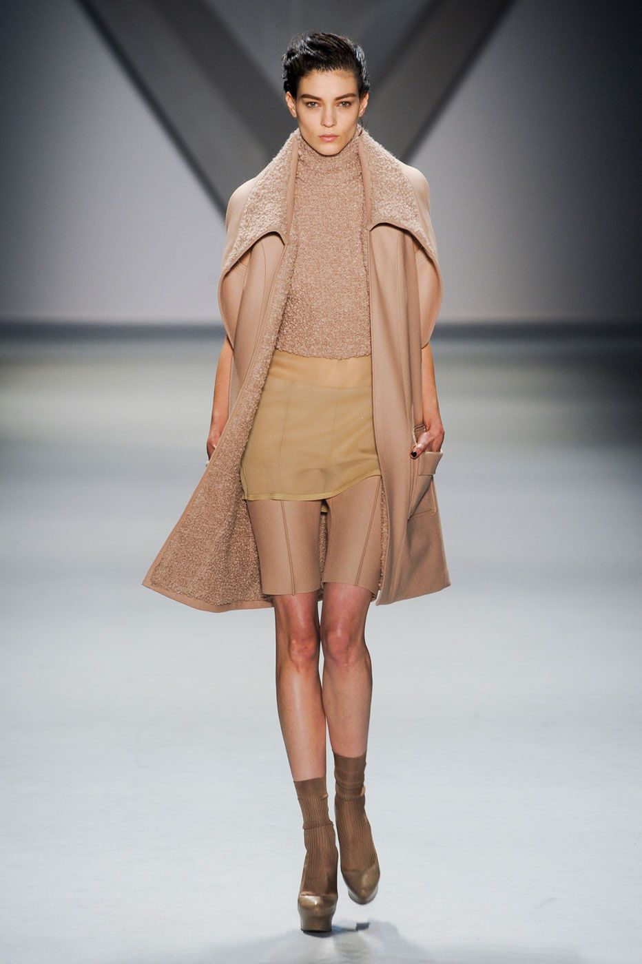 Clothing, Brown, Fashion show, Shoulder, Human leg, Joint, Outerwear, Runway, Style, Fashion model, 
