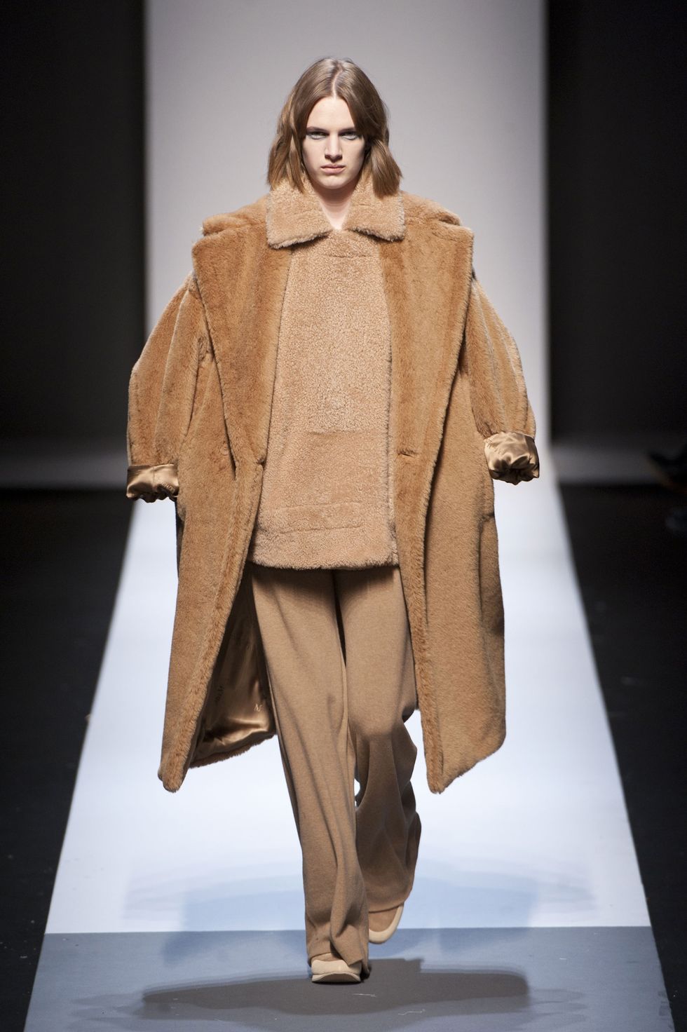 Clothing, Brown, Fashion show, Sleeve, Coat, Shoulder, Runway, Outerwear, Fashion model, Style, 