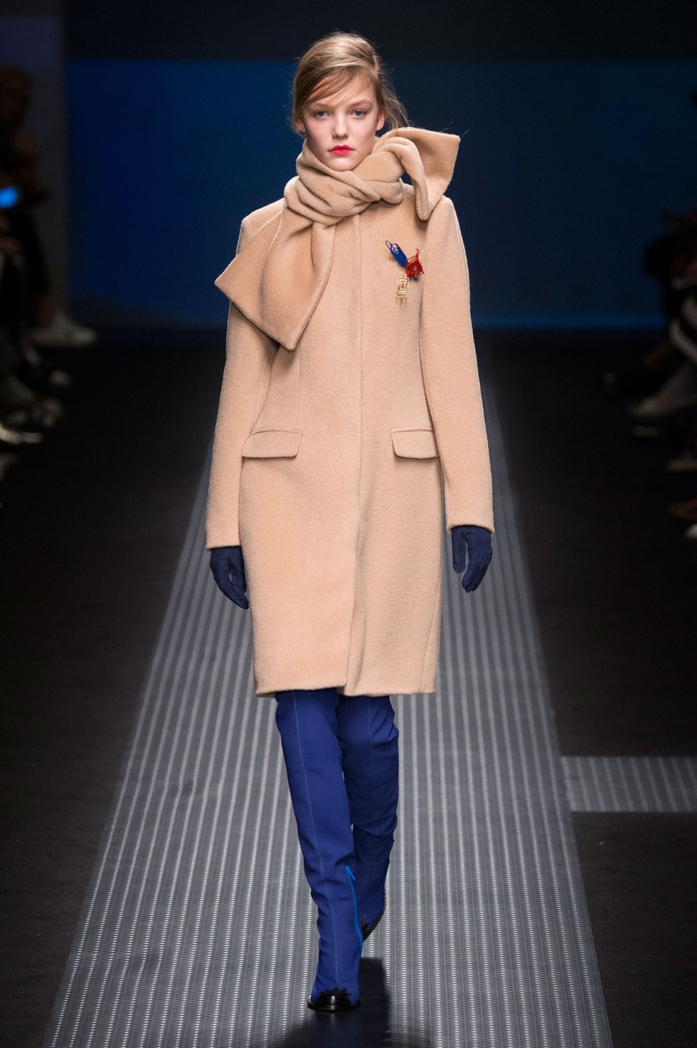 Coat, Fashion show, Textile, Outerwear, Style, Winter, Overcoat, Collar, Fashion model, Runway, 