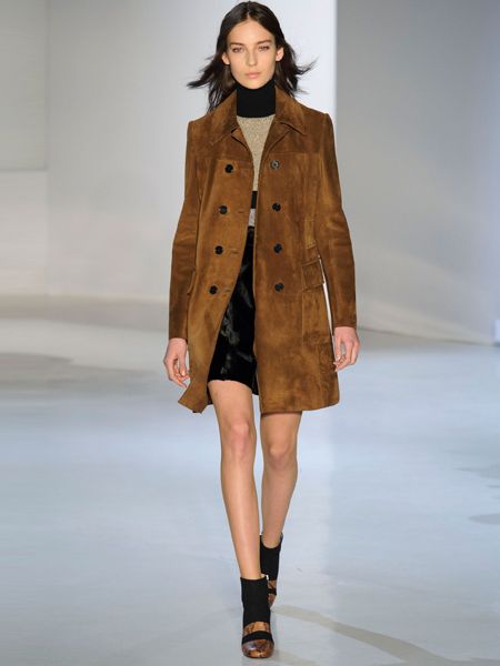 Clothing, Brown, Sleeve, Fashion show, Shoulder, Textile, Joint, Human leg, Outerwear, Coat, 