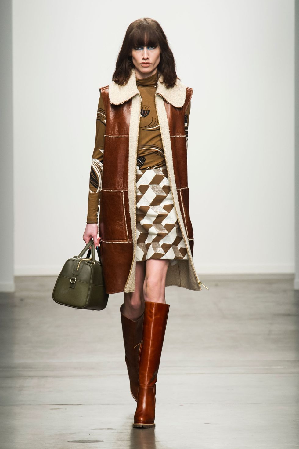 Brown, Human body, Shoulder, Textile, Joint, Outerwear, Bag, Style, Coat, Boot, 