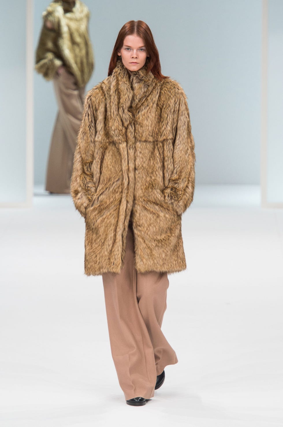 Fashion show, Brown, Sleeve, Shoulder, Textile, Joint, Outerwear, Runway, Fashion model, Style, 