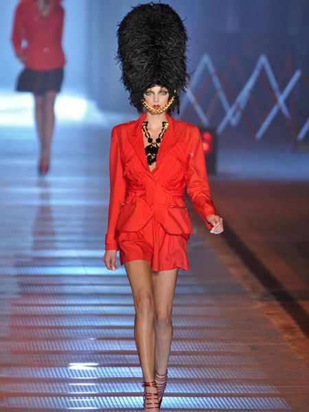 Leg, Hairstyle, Human body, Human leg, Shoulder, Joint, Outerwear, Red, Fashion show, Style, 