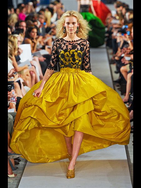 Yellow, Event, Dress, Style, Crowd, Fashion model, Fashion, Gown, One-piece garment, Street fashion, 