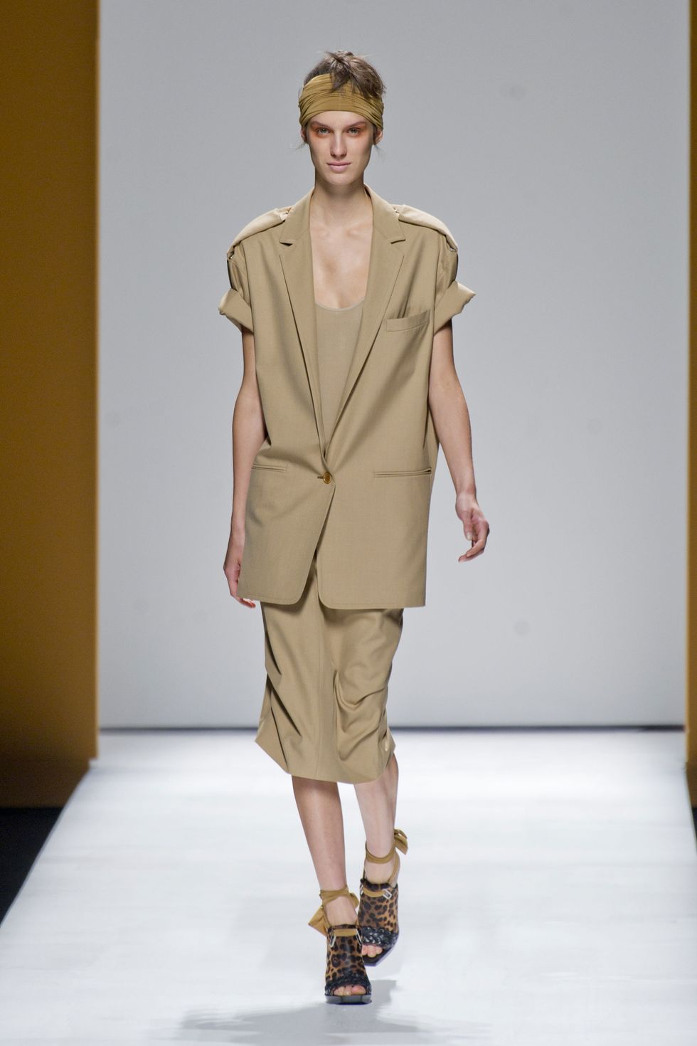 Clothing, Brown, Sleeve, Shoulder, Joint, Khaki, Collar, Fashion model, Style, Fashion show, 