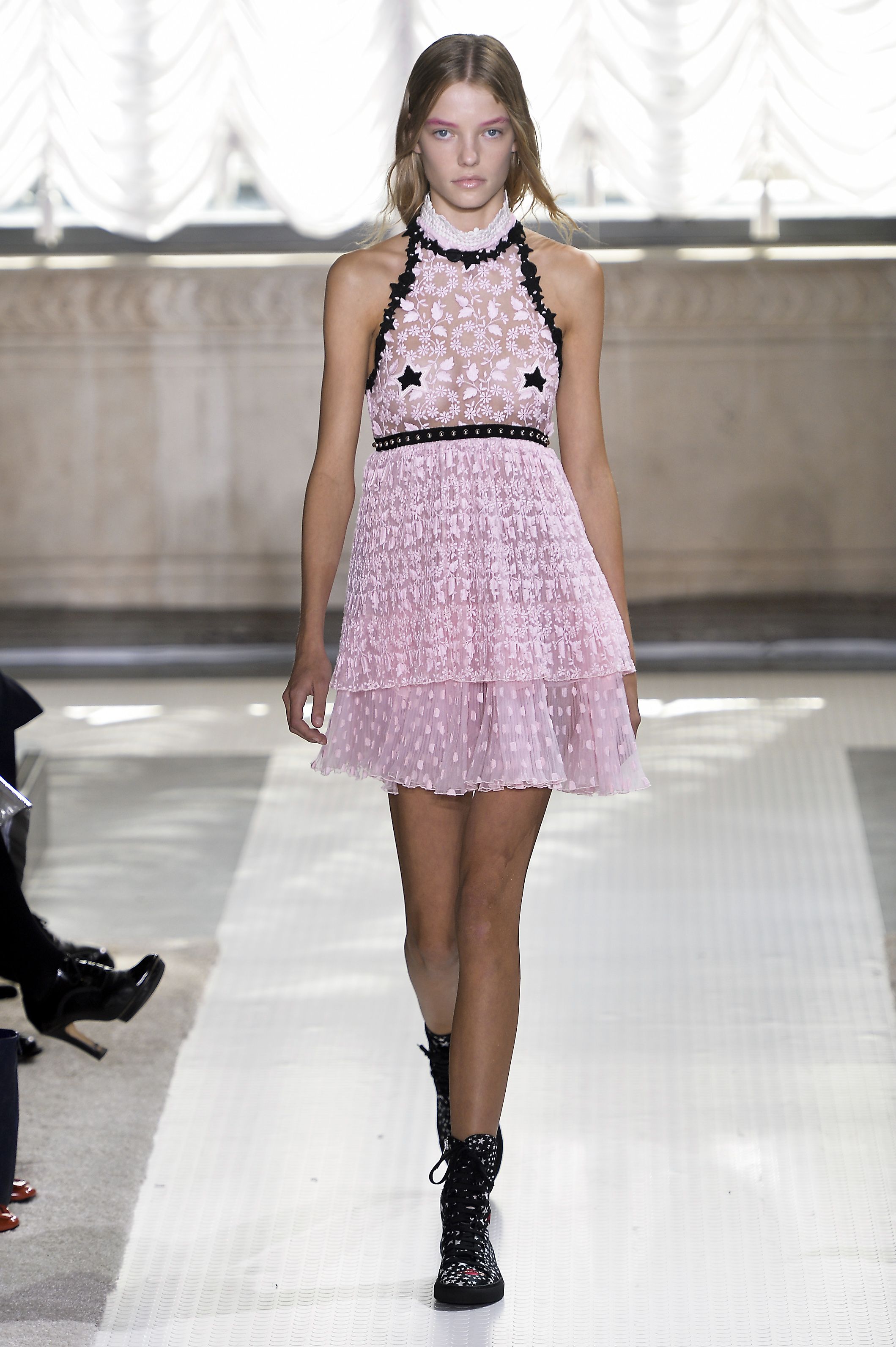 GIAMBATTISTA VALLI キャップスリーブ ブラックドレス 石井美保-