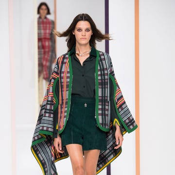 Fashion model, Clothing, Fashion, Runway, Fashion show, Plaid, Green, Tartan, Pattern, Outerwear, 