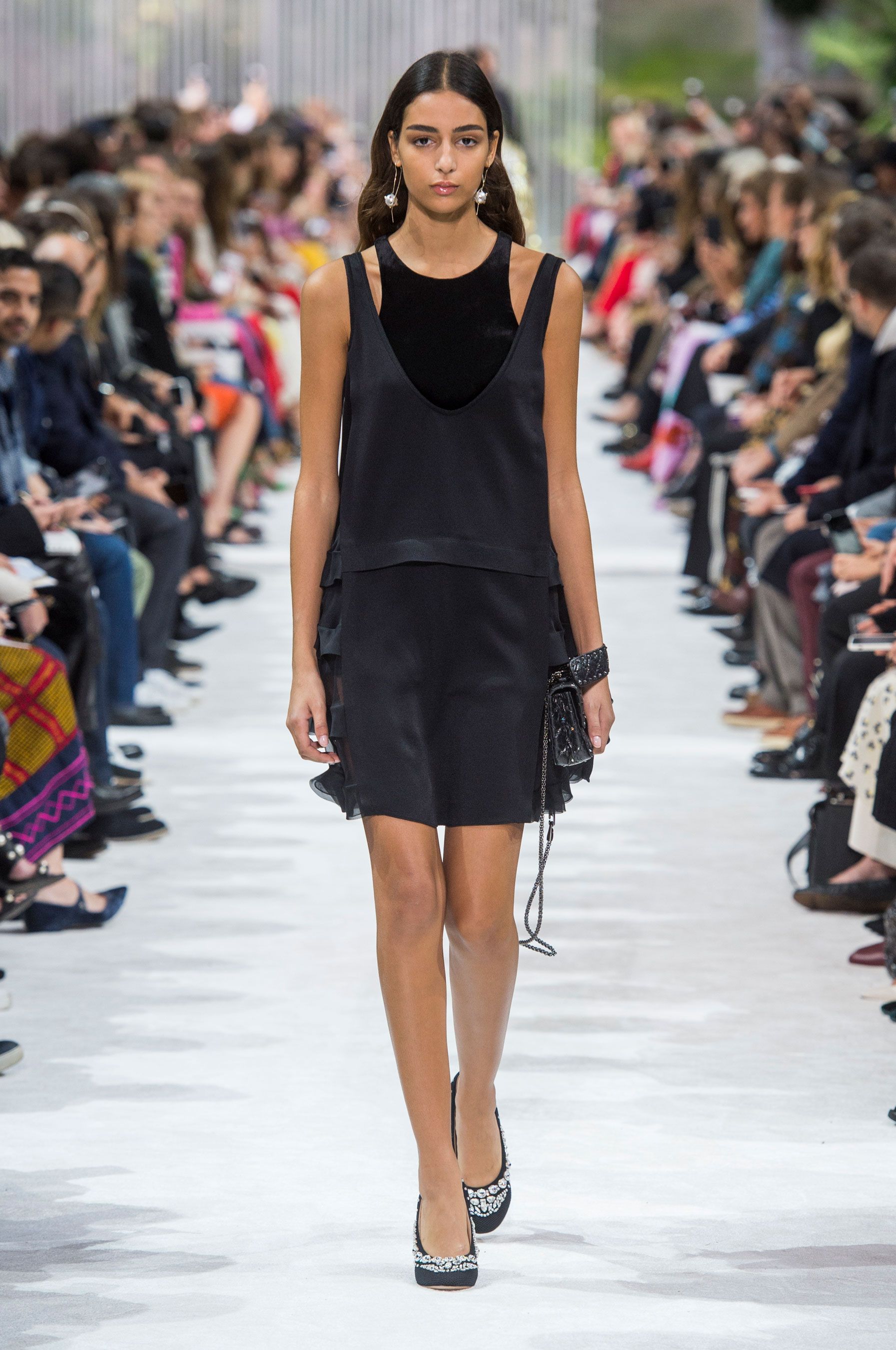 VALENTINO パリコレ コレクションモデル 会場は“公衆トイレ”。ヴァレンティノが追求する、真の親密さ
