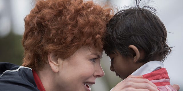 Hair, Human, Arm, People, Hairstyle, Mammal, Happy, Style, People in nature, Interaction, 