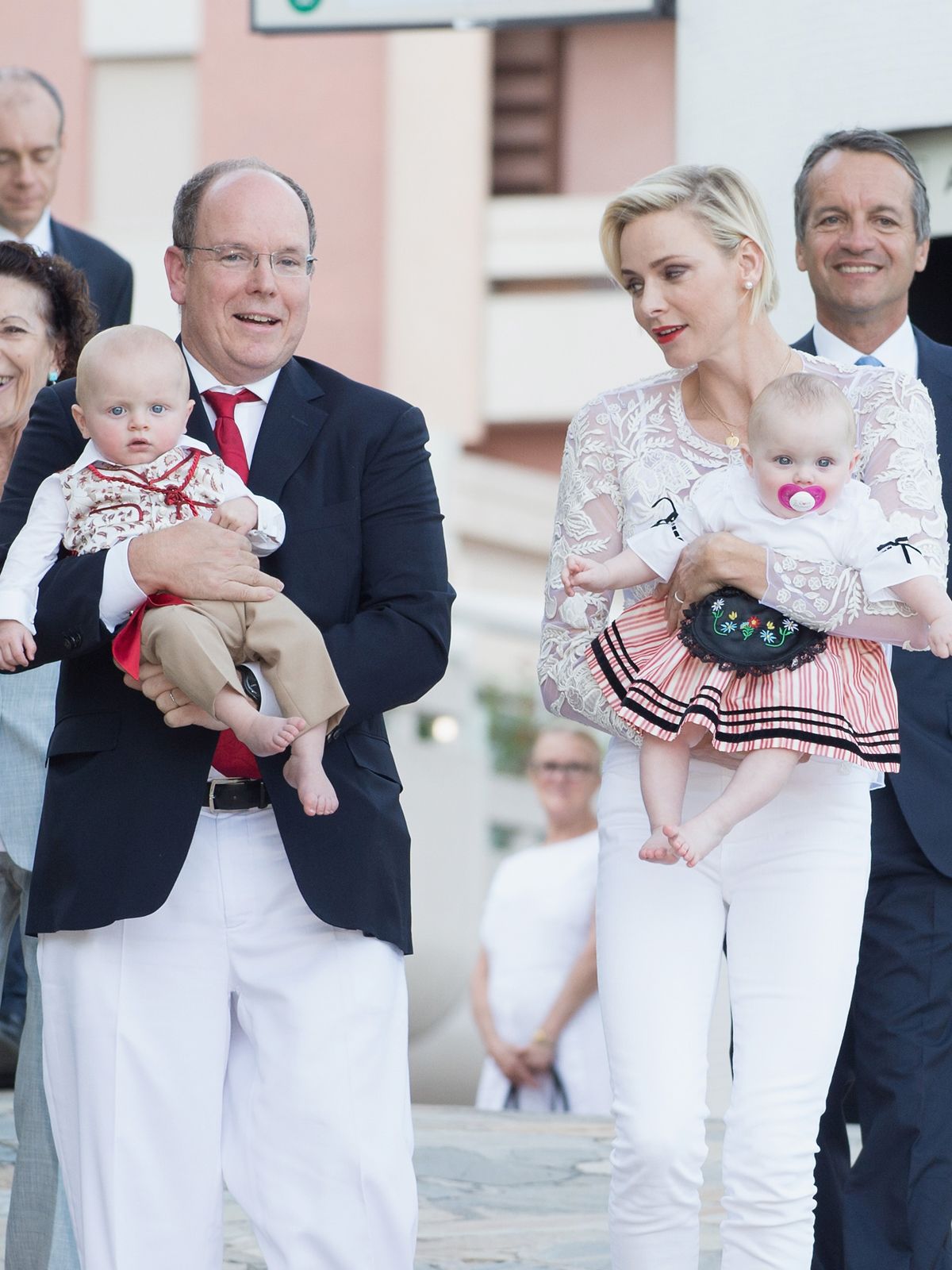 モナコのシャルレーヌ公妃 双子と一緒にガラに出席