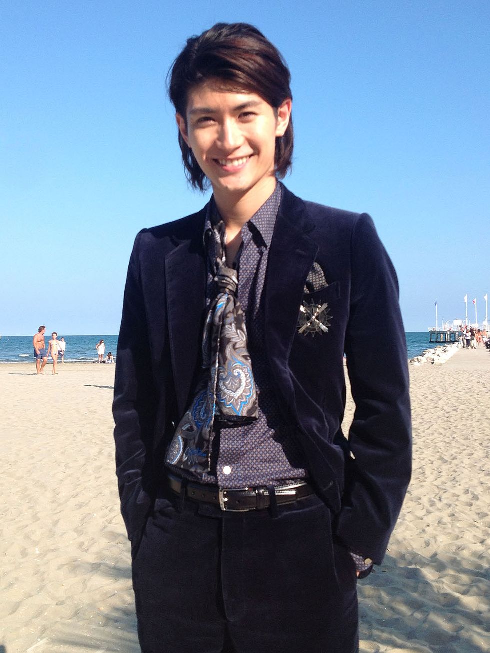 Dress shirt, Collar, Sleeve, Coastal and oceanic landforms, Textile, People on beach, Outerwear, Standing, Sand, Happy, 