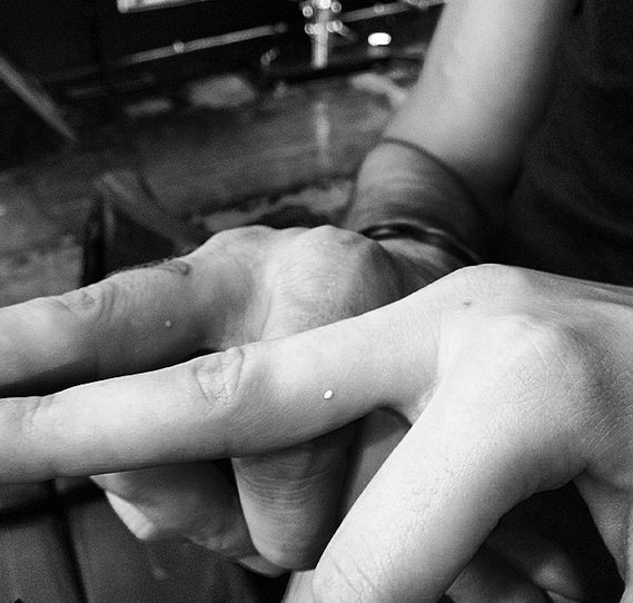 Finger, Skin, Wrist, Hand, Nail, Monochrome photography, Black-and-white, Monochrome, Thumb, Gesture, 