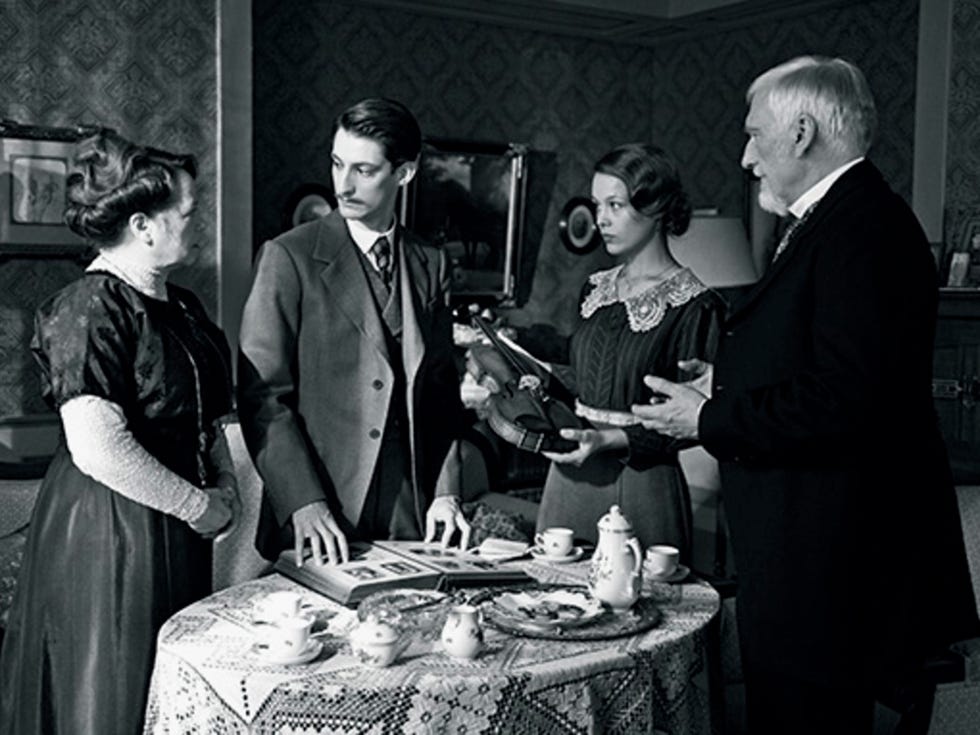 Tablecloth, Table, Suit, Sharing, Conversation, Monochrome, Monochrome photography, Black-and-white, Linens, Vintage clothing, 