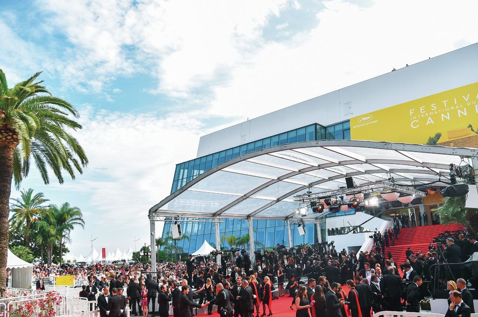 Crowd, Carpet, Arecales, Palm tree, Crew, Red carpet, Company, Town square, 