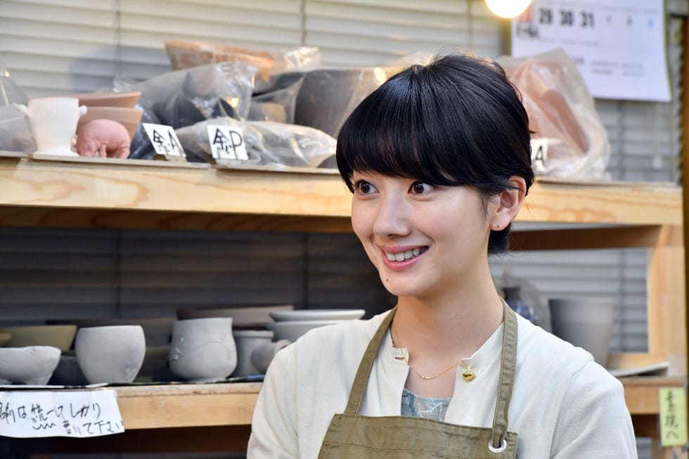 Hairstyle, Bangs, Jaw, Black hair, Jewellery, Dishware, Bob cut, Necklace, Hime cut, Portrait photography, 