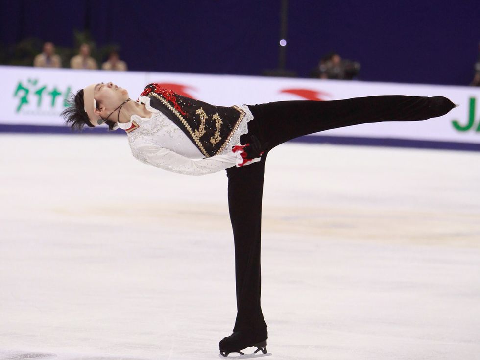 Ice skate, Figure skate, Joint, Figure skating, Ice rink, Knee, Skating, Winter sport, Youth, Individual sports, 