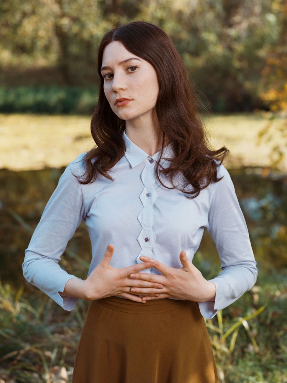 Lip, Brown, Eye, Sleeve, Collar, Shoulder, Joint, People in nature, Style, Waist, 