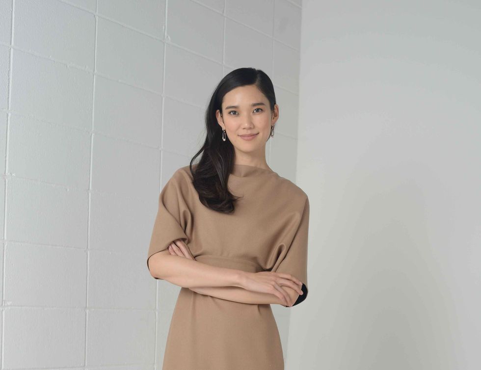 Brown, Sleeve, Shoulder, Human leg, Joint, Standing, Collar, Style, Knee, Fashion, 