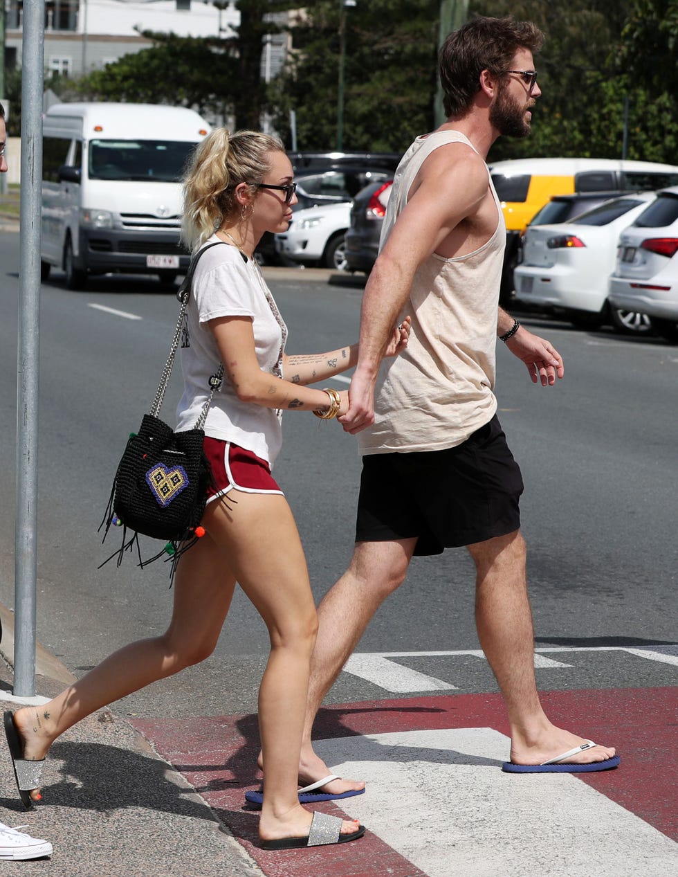 Leg, Human leg, Human body, Land vehicle, Slipper, Street, Shorts, T-shirt, Street fashion, Calf, 