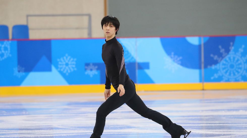 Ice skate, Ice rink, Knee, Youth, Active pants, Figure skate, Figure skating, Skating, Dance, Individual sports, 