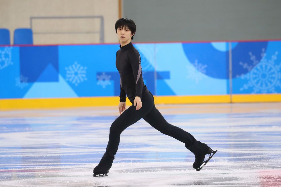 Ice skate, Ice rink, Knee, Youth, Active pants, Figure skate, Figure skating, Skating, Dance, Individual sports, 