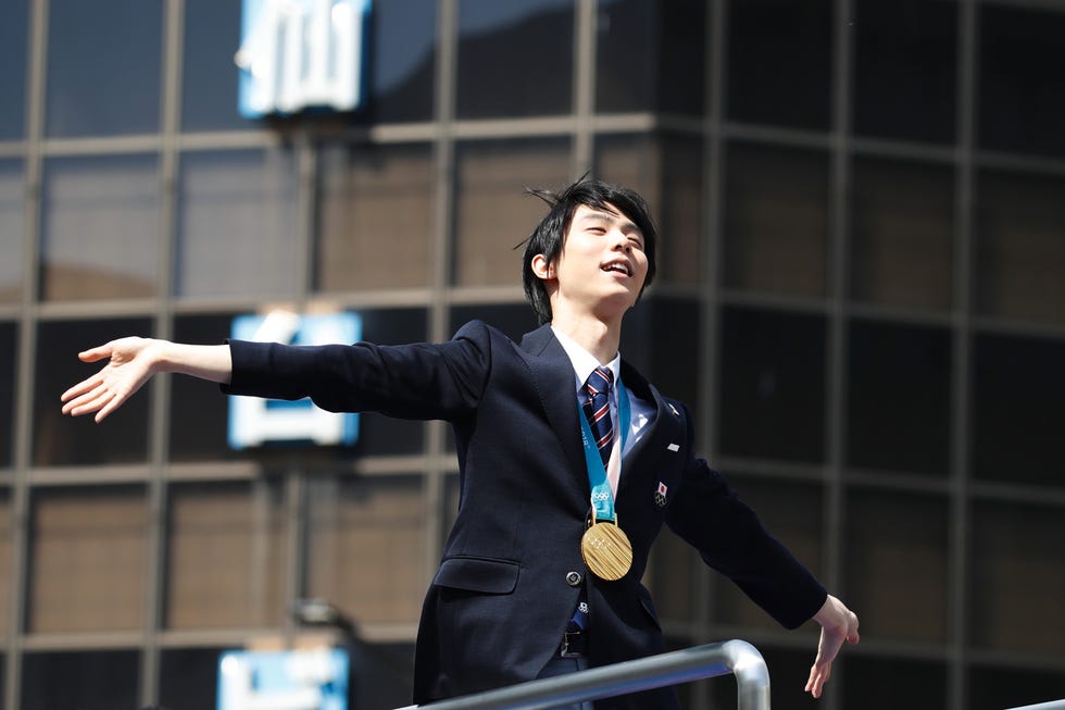 Hand, Blazer, Gesture, White-collar worker, Tie, Orator, Glove, 