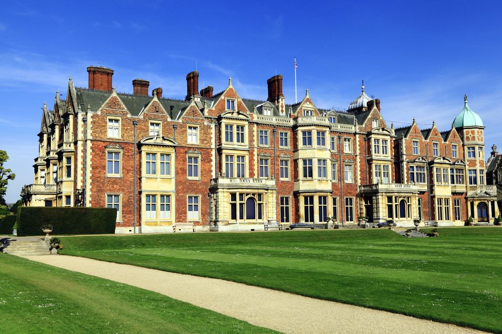 Grass, Building, Facade, Landmark, Manor house, Lawn, Palace, Mansion, Stately home, Estate, 