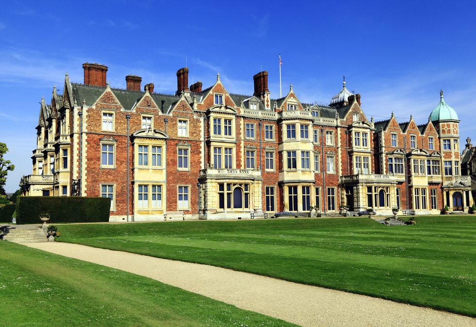 Grass, Building, Facade, Landmark, Manor house, Lawn, Palace, Mansion, Stately home, Estate, 