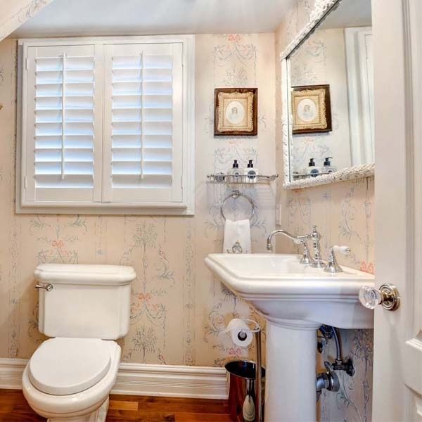 Bathroom, Room, Property, Interior design, Bathroom cabinet, Wall, Plumbing fixture, Bathroom accessory, Toilet, Tap, 