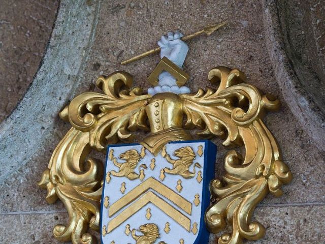Symbol, Metal, Brass, Emblem, Crest, Badge, Material property, Bronze, 
