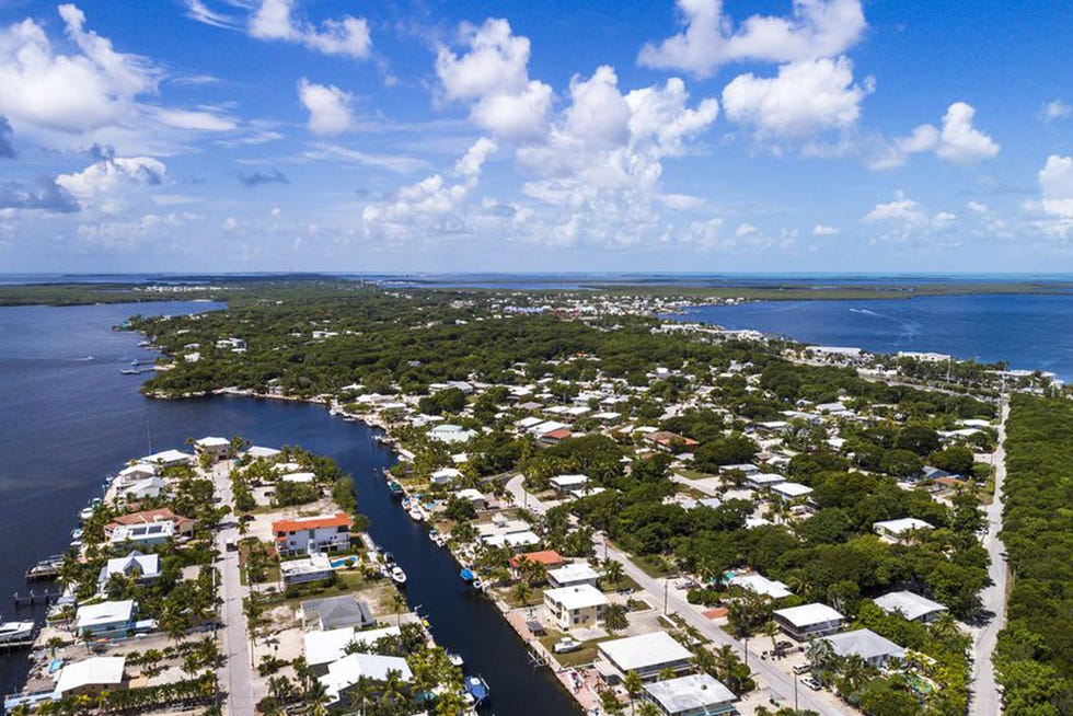 Body of water, Coastal and oceanic landforms, Cloud, Water, Coast, Neighbourhood, Residential area, Landscape, Waterway, Urban design, 