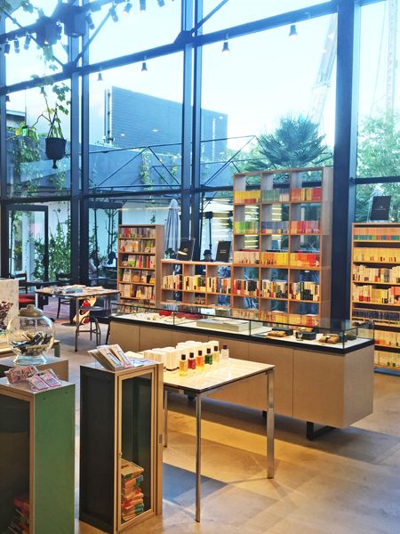 Glass, Shelving, Shelf, Transparent material, Commercial building, Retail, Varnish, Display case, Daylighting, Collection, 
