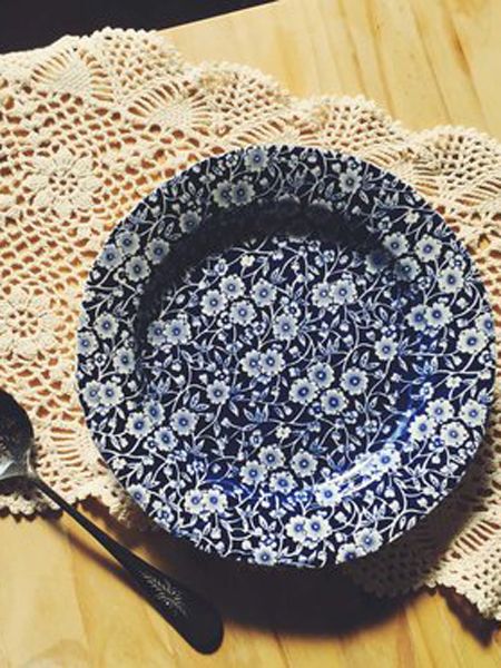 Kitchen utensil, Doily, Placemat, Cutlery, Spoon, Circle, Household silver, Linens, Motif, Home accessories, 